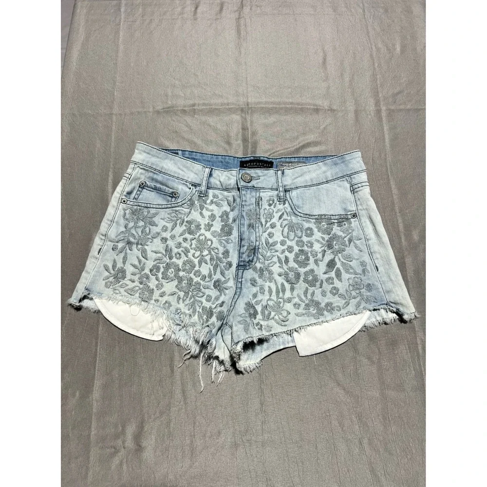 Aeropostale High Waisted Shorty Light Wash Floral Embroidered Denim Shorts 10
